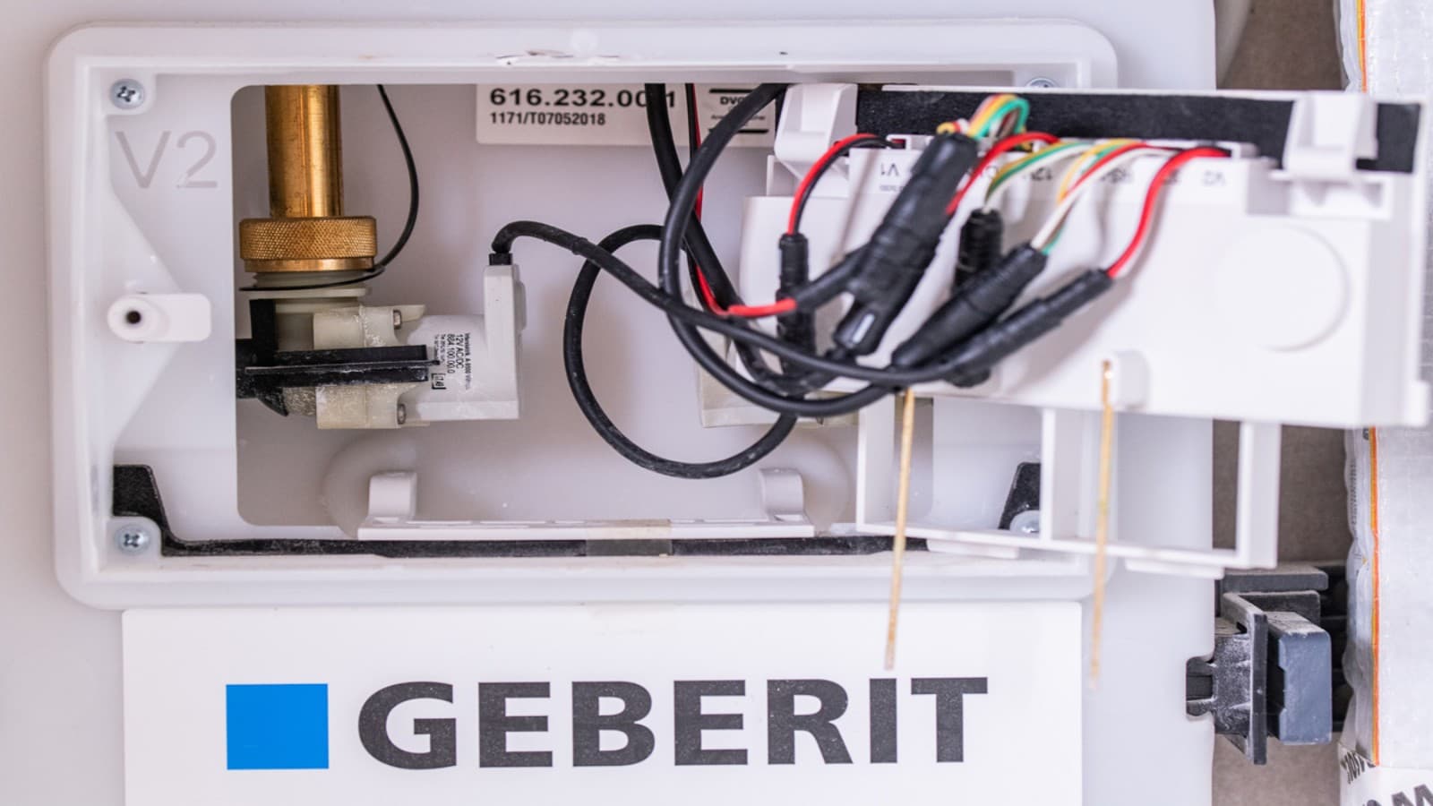 Inneres der Geberit Hygienespülung, Steuerungstechnik und Rückstausensoren Inneres der Geberit Hygienespülung, Steuerungstechnik und Rückstausensoren