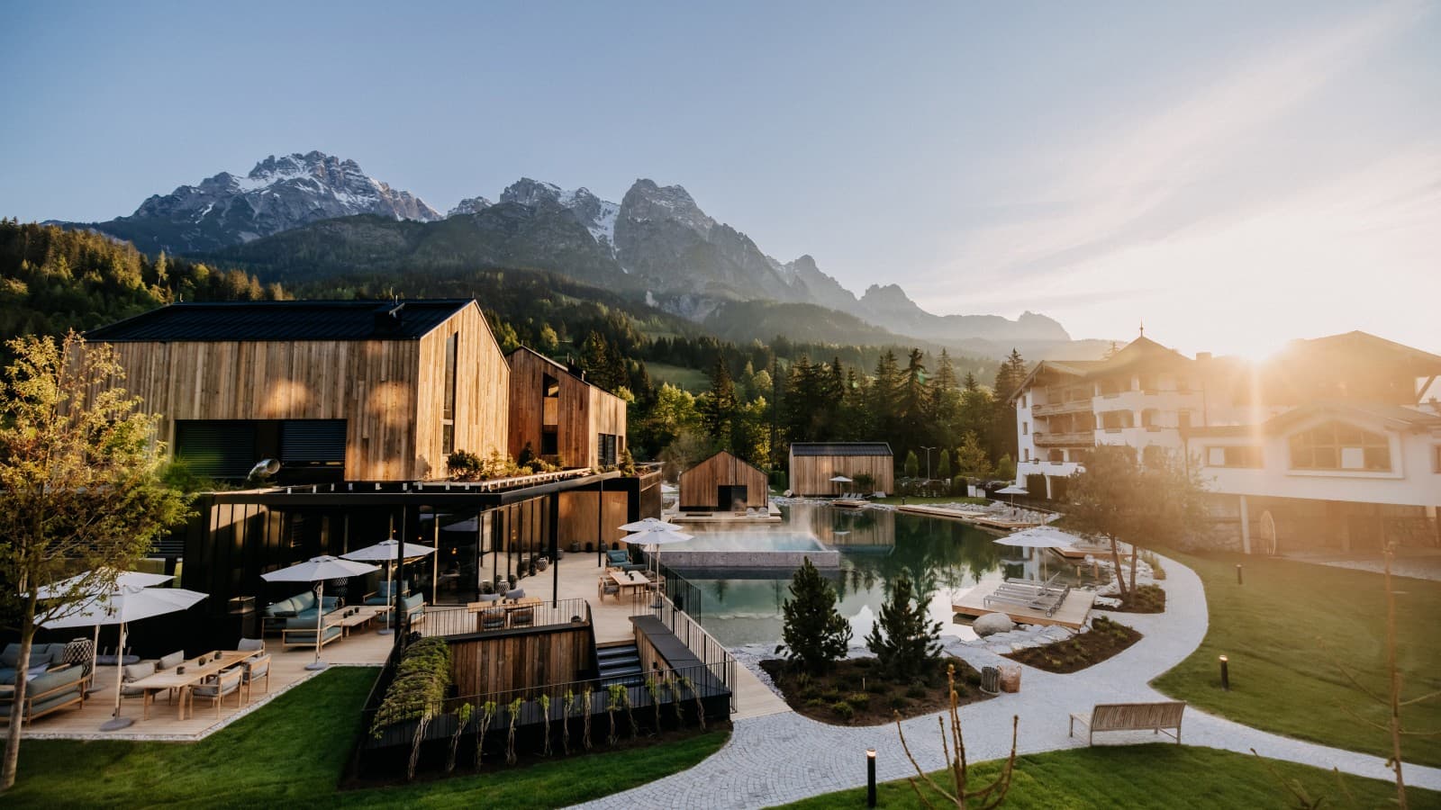 Die Außenansicht des Wellness- und Spa-Hotels. (© Naturhotel Forsthofgut Leogang) Die Außenansicht des Wellness- und Spa-Hotels. (© Naturhotel Forsthofgut Leogang)