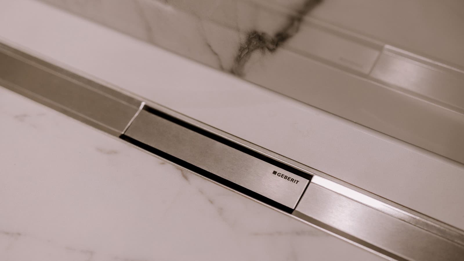 Geberit CleanLine80 Duschrinne verbaut in vielen Duschbereichen. (© Naturhotel Forsthofgut Leogang) Geberit CleanLine80 Duschrinne verbaut in vielen Duschbereichen. (© Naturhotel Forsthofgut Leogang)