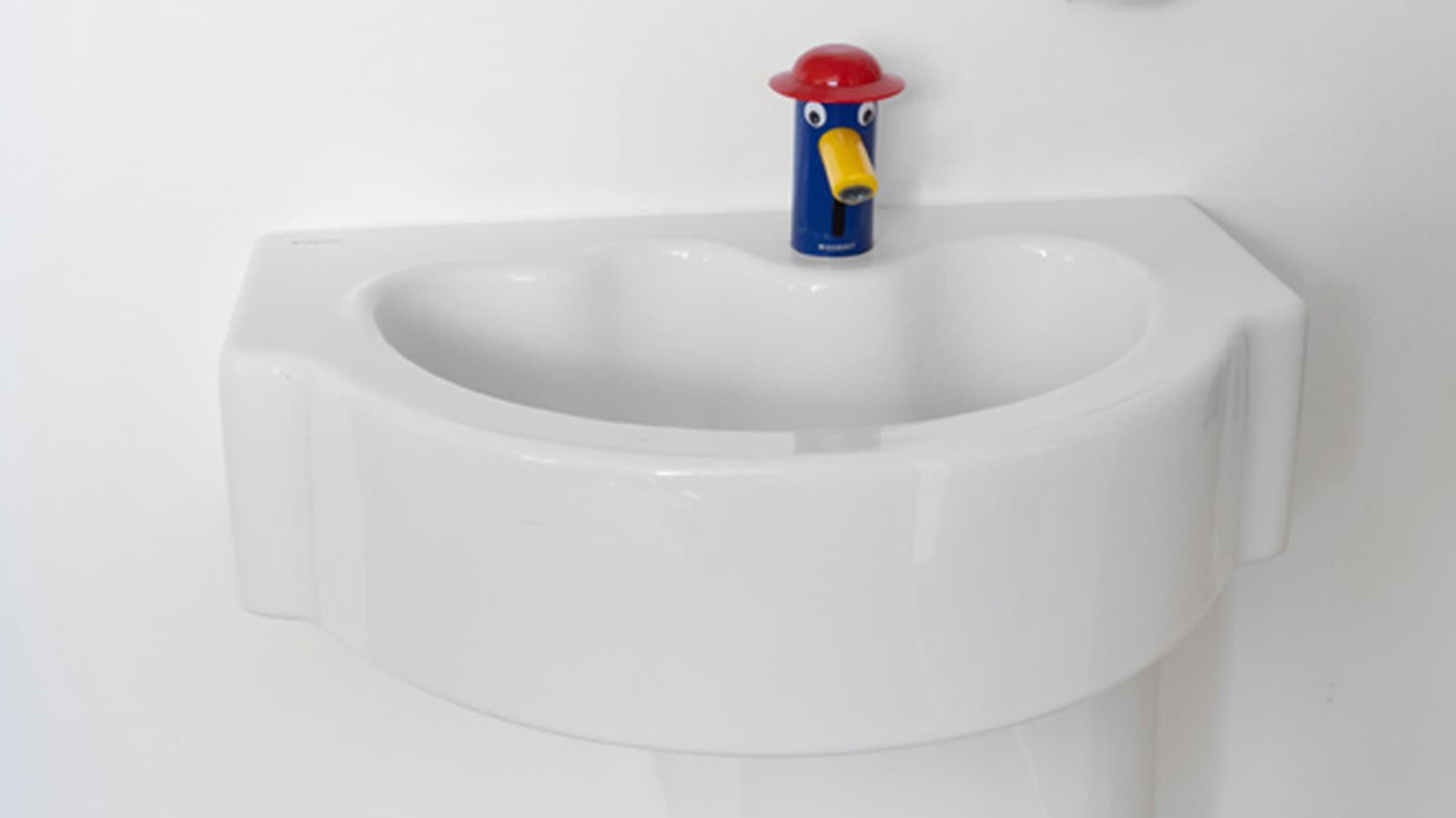 Waschtisch mit Standarmatur der Serie Geberit Bambini (© Geberit/Anna Stöcher) Waschtisch mit Standarmatur der Serie Geberit Bambini (© Geberit/Anna Stöcher)