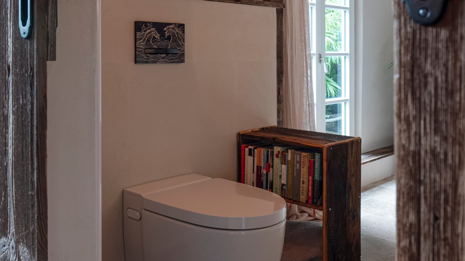 Ansicht in das Künstlerbad und auf das Geberit AquaClean Mera Comfort Dusch-WC. Ansicht in das Künstlerbad und auf das Geberit AquaClean Mera Comfort Dusch-WC.