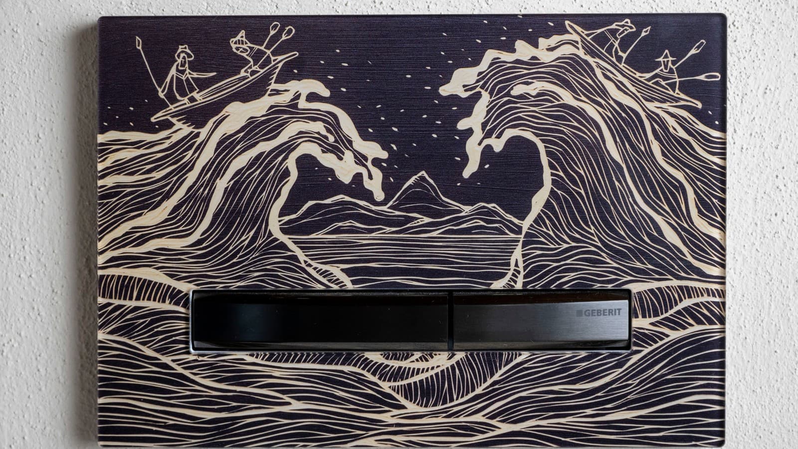 Geberit Sigma50 Betätigungsplatte mit einem künstlerischen Holzschnitt von Jörg Heikhaus. Geberit Sigma50 Betätigungsplatte mit einem künstlerischen Holzschnitt von Jörg Heikhaus.