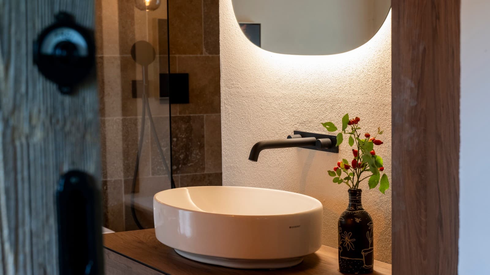 Der Waschplatz ausgestattet mit dem ovalen Geberit VariForm Waschtisch und der ONE Wandarmatur. Der Waschplatz ausgestattet mit dem ovalen Geberit VariForm Waschtisch und der ONE Wandarmatur.