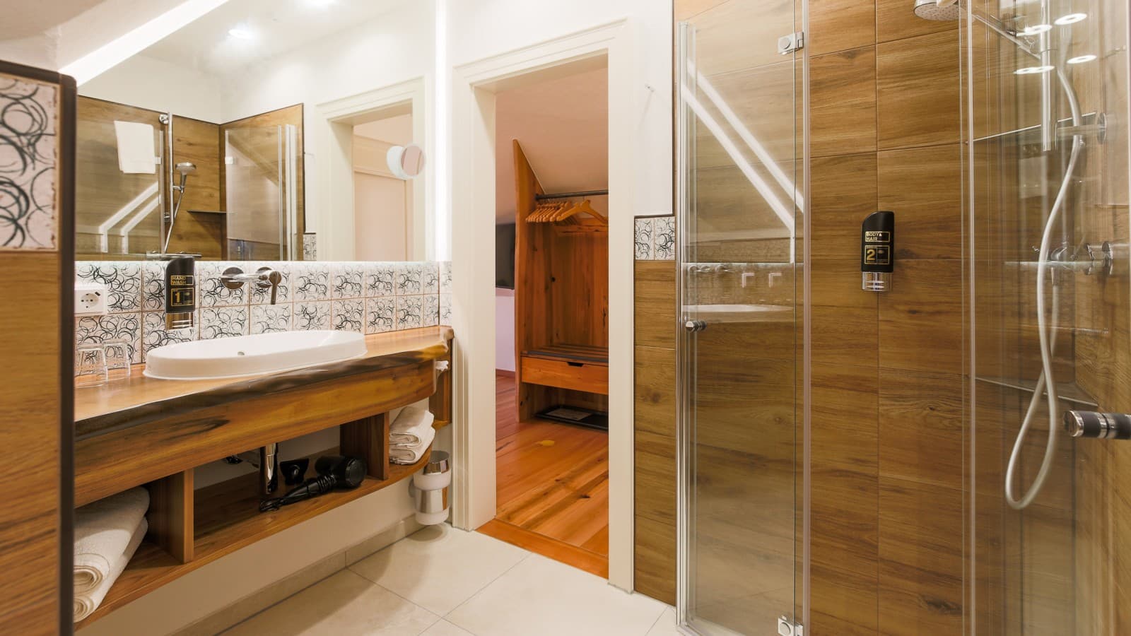 Bad des Baumwipfelzimmers im Landgasthof Hessenmühle Bad des Baumwipfelzimmers im Landgasthof Hessenmühle