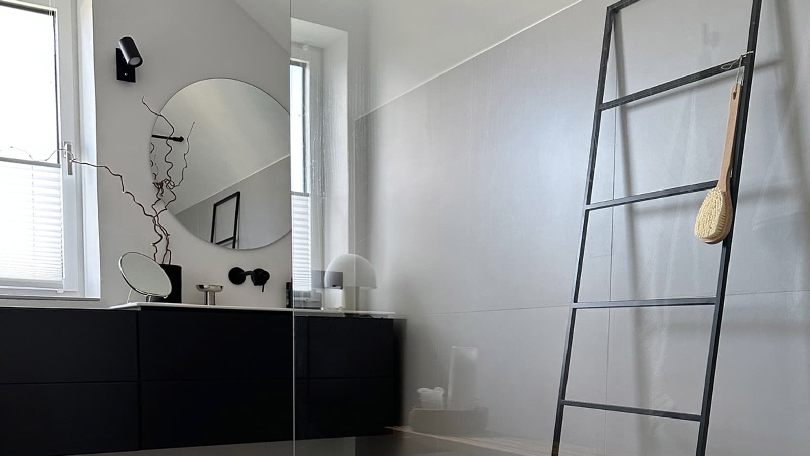 Mehr Weite für ein kleines Bad in Zwettl: Raum im Dachgeschoss wird zum Gästebad (© C’est Design Studio) Mehr Weite für ein kleines Bad in Zwettl: Raum im Dachgeschoss wird zum Gästebad (© C’est Design Studio)