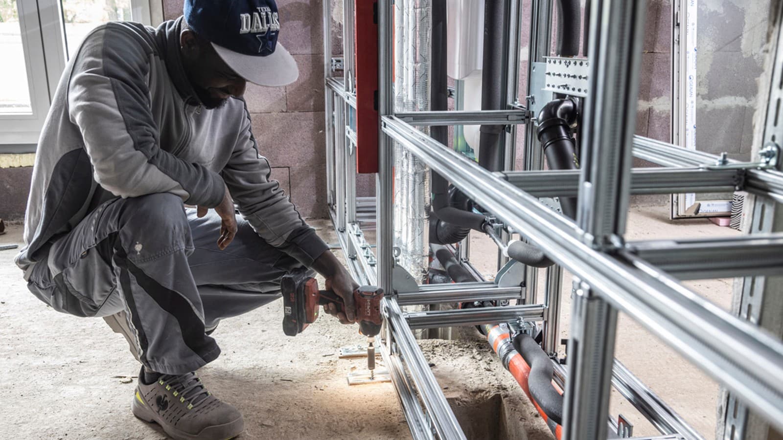 Die Geberit GIS IV Wände wurden in den Bädern vermessen und verschraubt. Die Geberit GIS IV Wände wurden in den Bädern vermessen und verschraubt.