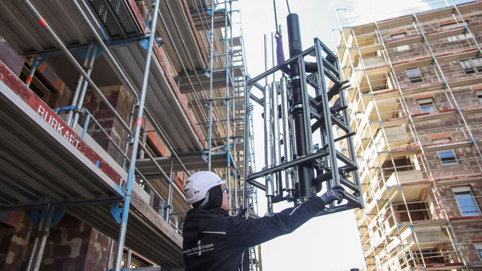 Transport via Kran der Geberit GIS IV Vorwände im Bauprozess. Transport via Kran der Geberit GIS IV Vorwände im Bauprozess.