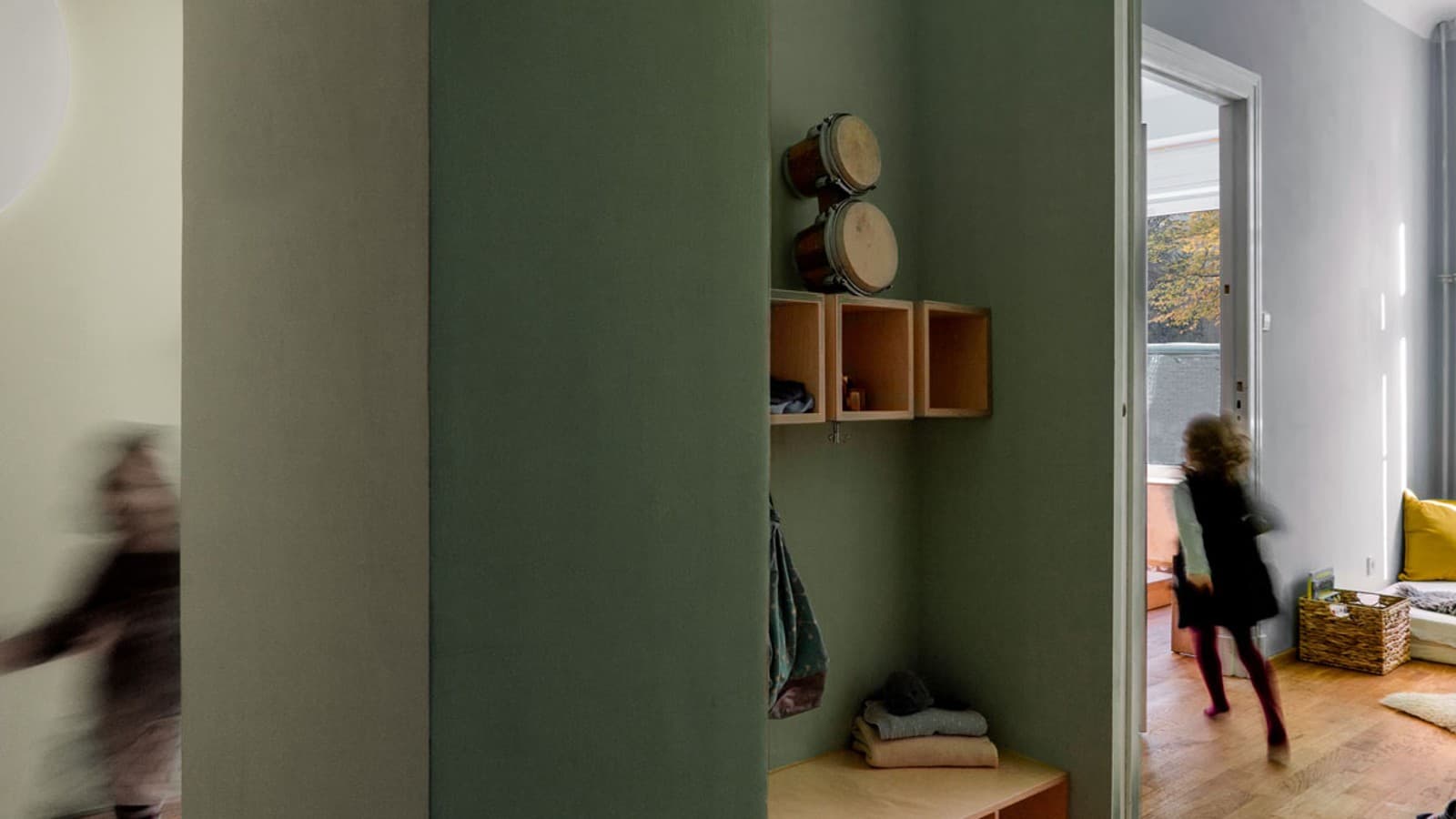 Zwei Kinder spielen im Montessori-Kinderhaus. (© Sebastian Díaz de Leó) Zwei Kinder spielen im Montessori-Kinderhaus. (© Sebastian Díaz de Leó)