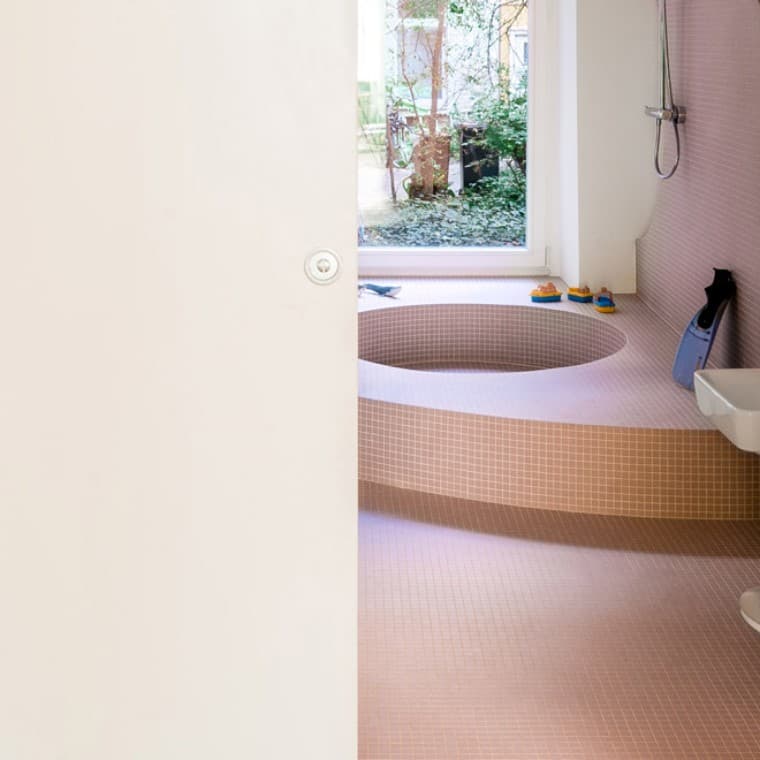 Blick auf das neue Kaskadenbecken in rosé im Badezimmer. (© Sebastian Díaz de León) Blick auf das neue Kaskadenbecken in rosé im Badezimmer. (© Sebastian Díaz de León)