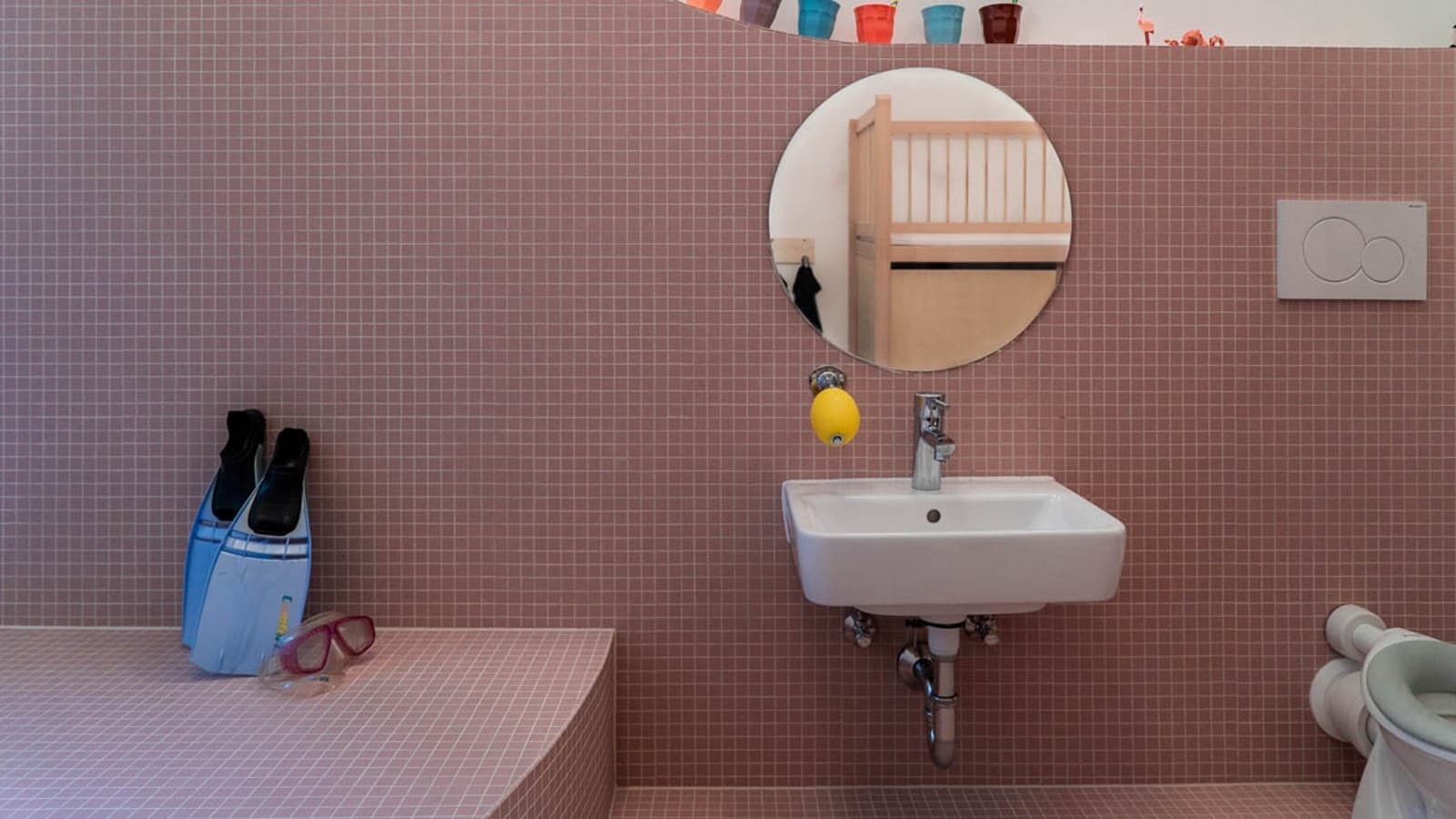 Waschplatz ausgestattet mit Produkten der Geberit Badserien Renova Compact und Bambini. (© Sebastian Díaz de León) Waschplatz ausgestattet mit Produkten der Geberit Badserien Renova Compact und Bambini. (© Sebastian Díaz de León)