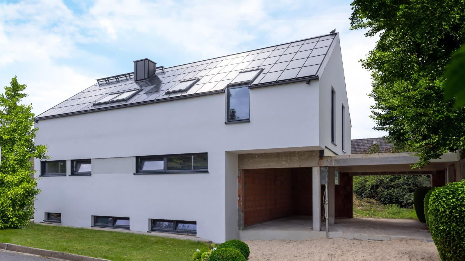 Die Außenansicht des sanierten Einfamilienhauses aus dem Jahr 1969. (© NIBE Systemtechnik) Die Außenansicht des sanierten Einfamilienhauses aus dem Jahr 1969. (© NIBE Systemtechnik)