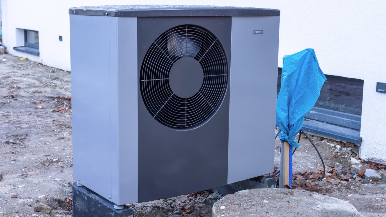 Ansicht der installierten Luft/Wasser-Wärmepumpe. (© Geberit/Thomas Siber Tischer) Ansicht der installierten Luft/Wasser-Wärmepumpe. (© Geberit/Thomas Siber Tischer)