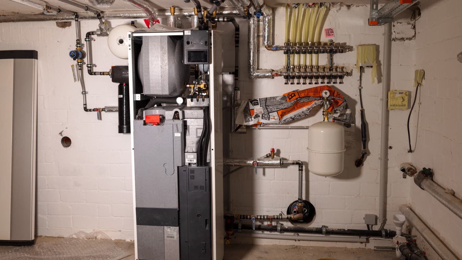 Luft/Wasser-Wärmespeicher mit integriertem Warmwasserspeicher. (© Geberit/Thomas Siber Tischer) Luft/Wasser-Wärmespeicher mit integriertem Warmwasserspeicher. (© Geberit/Thomas Siber Tischer)