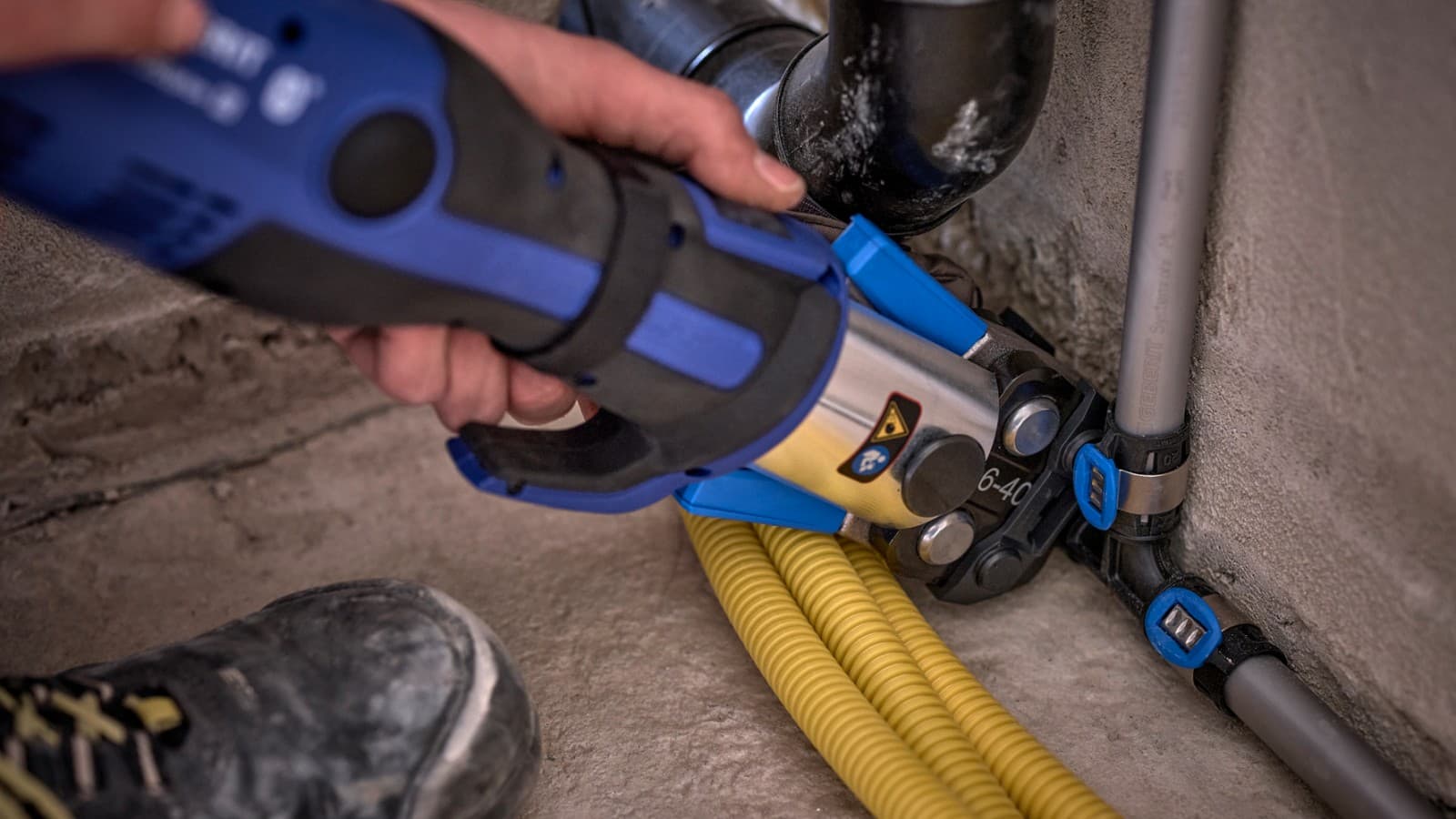 Verpressung von Geberit FlowFit mit einem Presswerkzeug. Verpressung von Geberit FlowFit mit einem Presswerkzeug.