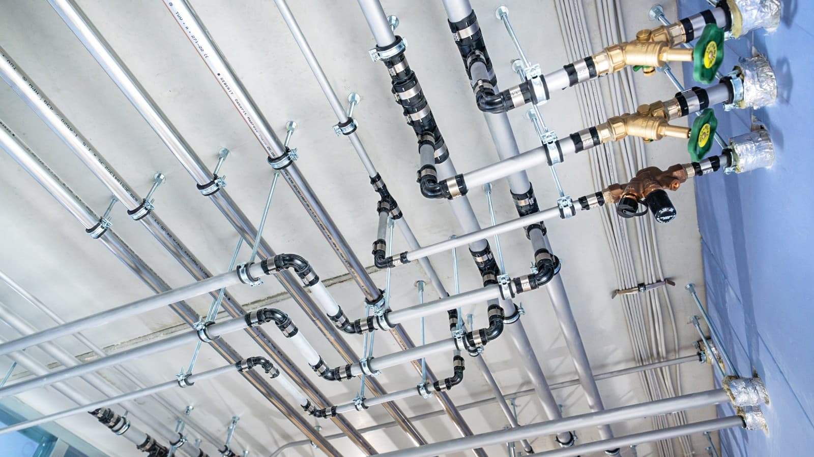 Geberit FlowFit und Mapress Therm werden unter der Decke installiert Geberit FlowFit und Mapress Therm werden unter der Decke installiert