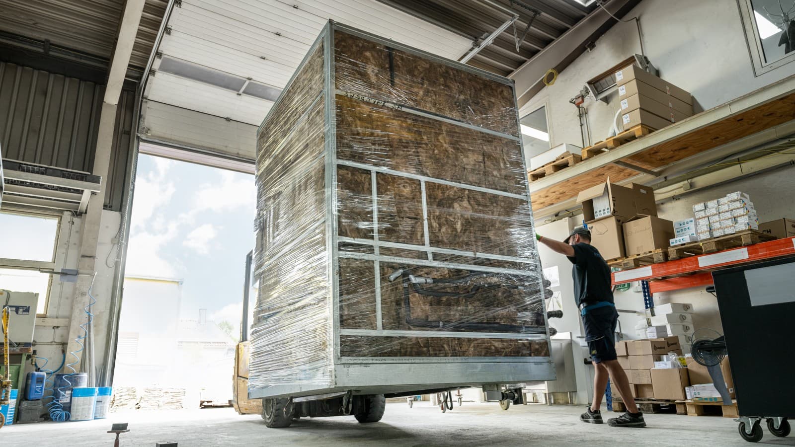 Wettergeschützt verpackte Fertigbäder Wettergeschützt verpackte Fertigbäder