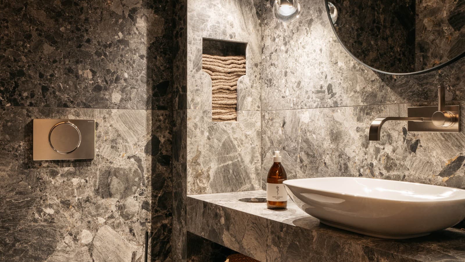 Öffentliches Bad im Refugium ausgestattet mit einem Geberit ONE WC. (© Gregor Hofbauer/Refugium Lunz) Öffentliches Bad im Refugium ausgestattet mit einem Geberit ONE WC. (© Gregor Hofbauer/Refugium Lunz)