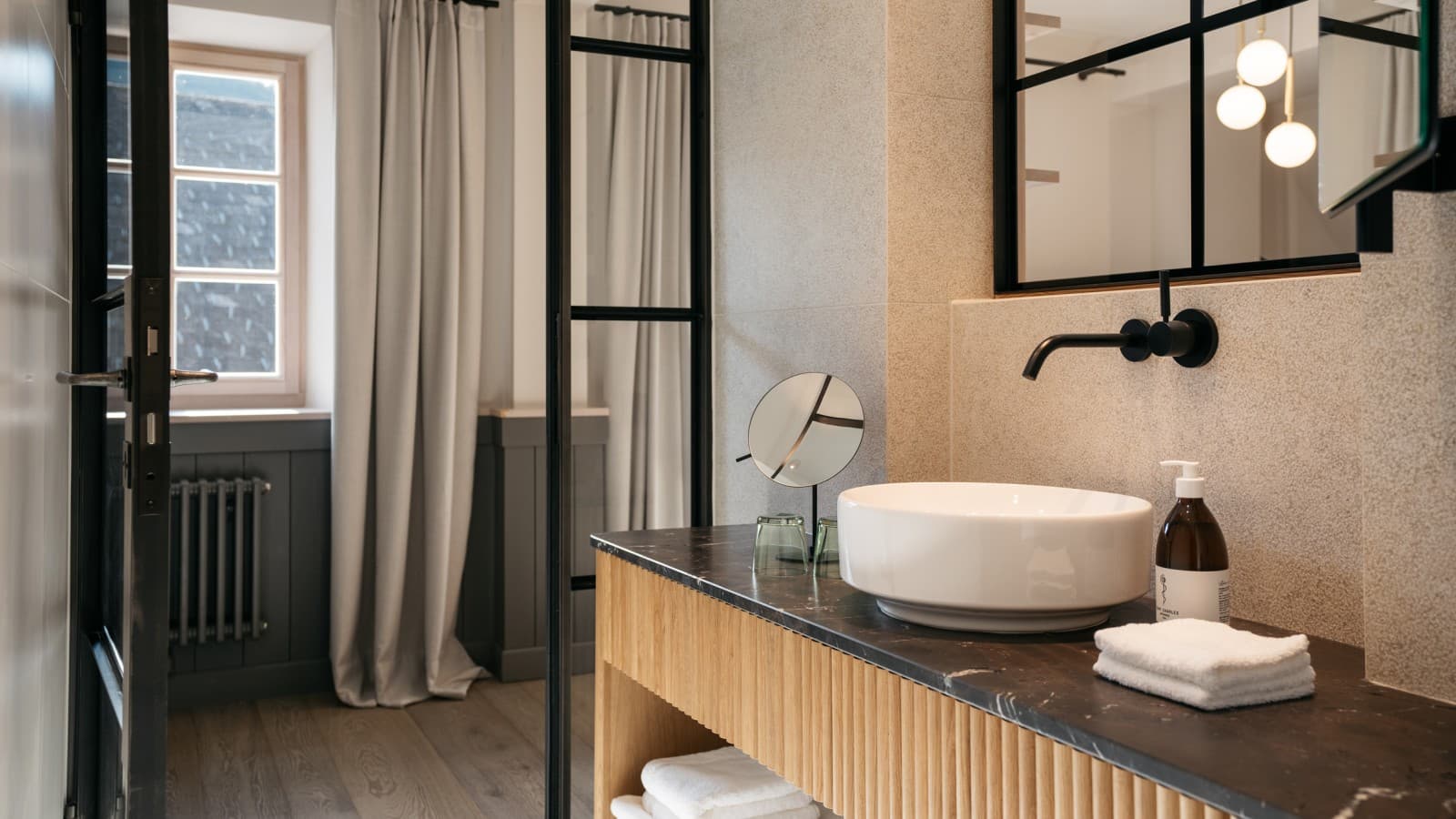 Bad im Refugium Lunz ausgestattet mit dem Geberit VariForm Aufsatzwaschtisch. (© Gregor Hofbauer/Refugium Lunz) Bad im Refugium Lunz ausgestattet mit dem Geberit VariForm Aufsatzwaschtisch. (© Gregor Hofbauer/Refugium Lunz)