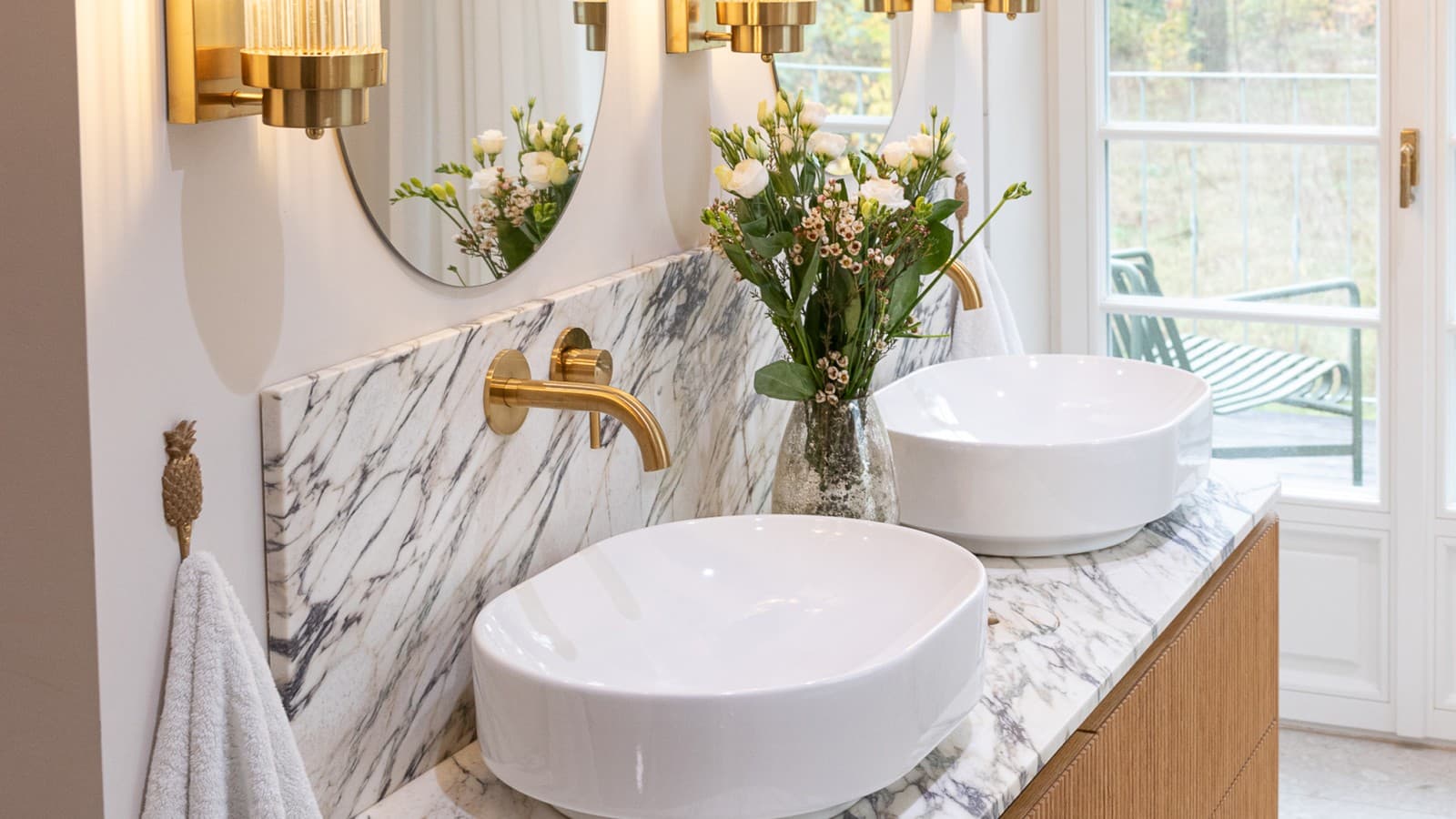 Individuell gefertigte Waschtischkombination im Zentrum des Bad. Individuell gefertigte Waschtischkombination im Zentrum des Bad.