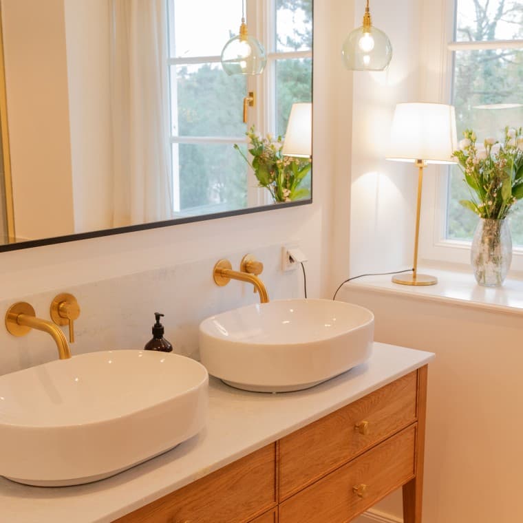 Geberit Option Plus Lichtspiegel mit eckigem Design für optimale Lichtverhältnisse Geberit Option Plus Lichtspiegel mit eckigem Design für optimale Lichtverhältnisse