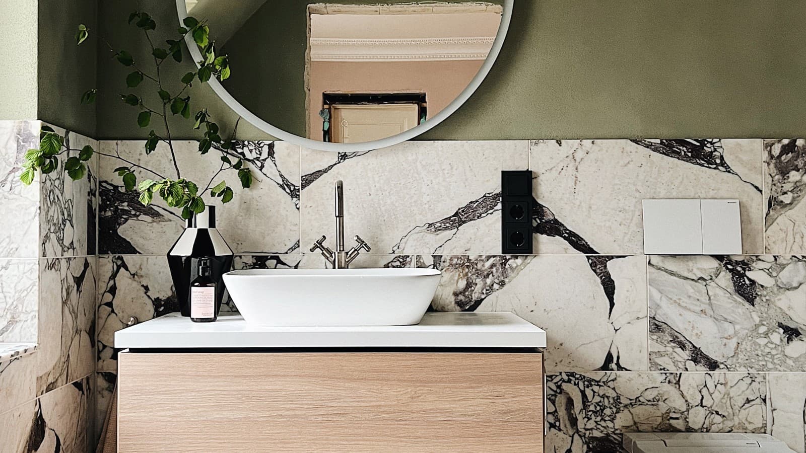 Das Geberit Aufsatzbecken in Schalenform und Unterschrank in der Farbe Eiche Melamin Holzstruktur. Das Geberit Aufsatzbecken in Schalenform und Unterschrank in der Farbe Eiche Melamin Holzstruktur.