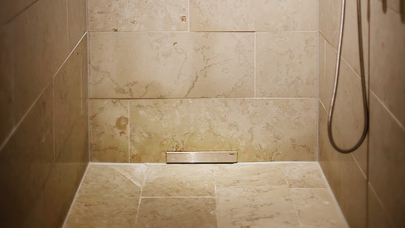 Dezenter Wandablauf von Geberit in der großzügigen Dusche Dezenter Wandablauf von Geberit in der großzügigen Dusche