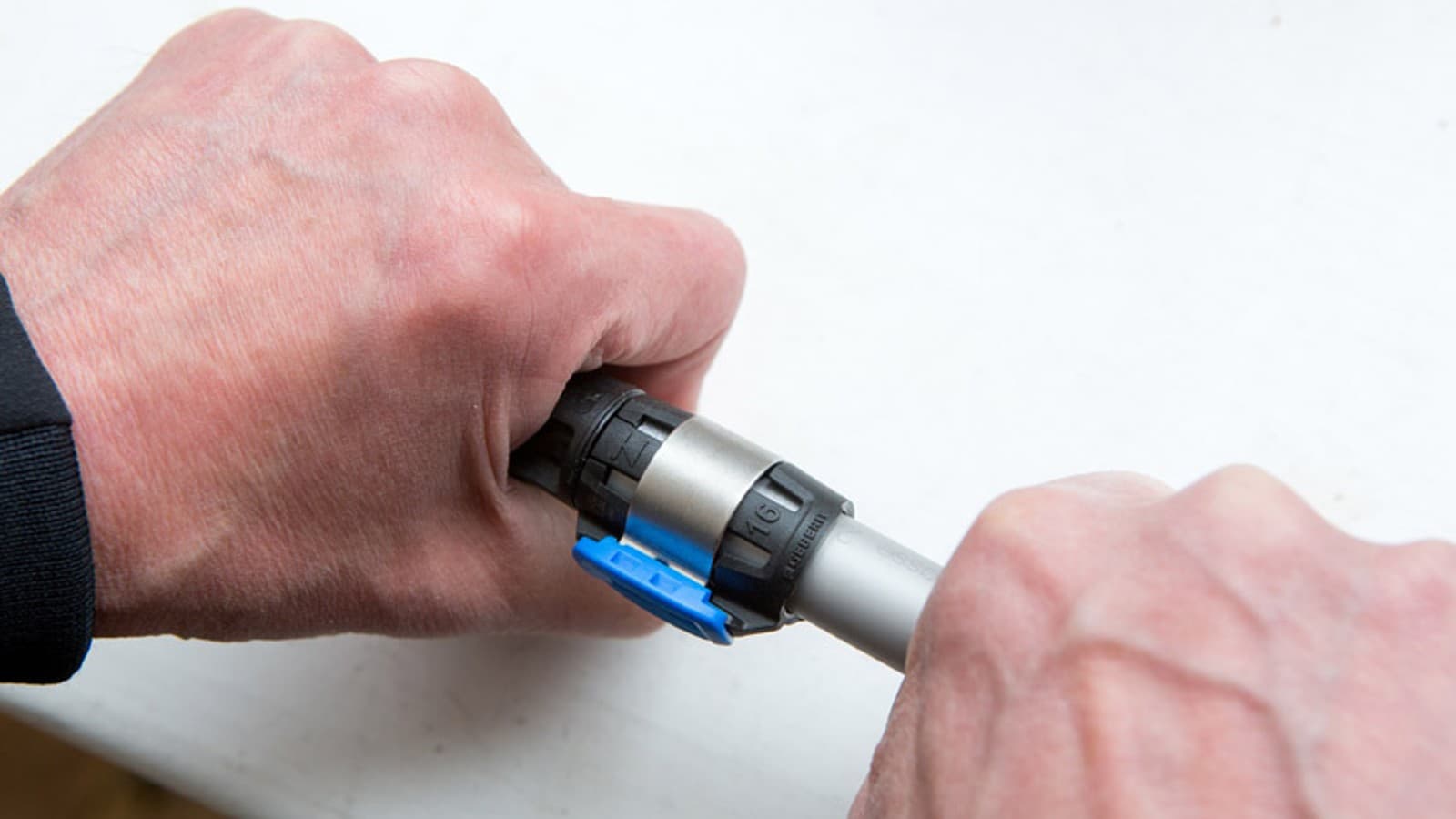 Das Sichtfenster bei FlowFit zeigt an, ob das Rohr richtig im Fitting steckt. Das Sichtfenster bei FlowFit zeigt an, ob das Rohr richtig im Fitting steckt.