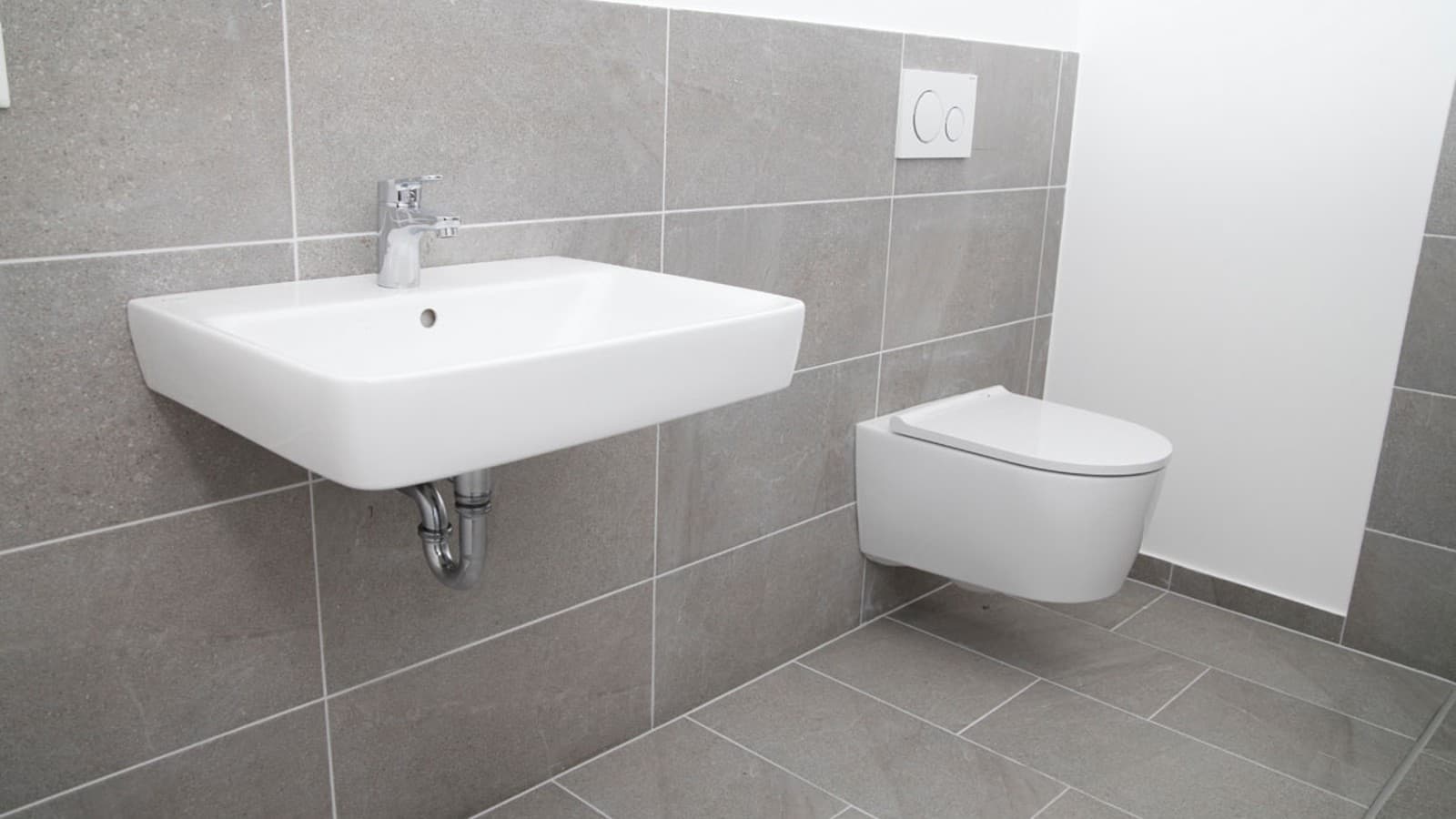 Bad im Seniorenstübchen in Sarstedt mit Geberit ONE WC und Renova Plan Waschtisch Bad im Seniorenstübchen in Sarstedt mit Geberit ONE WC und Renova Plan Waschtisch