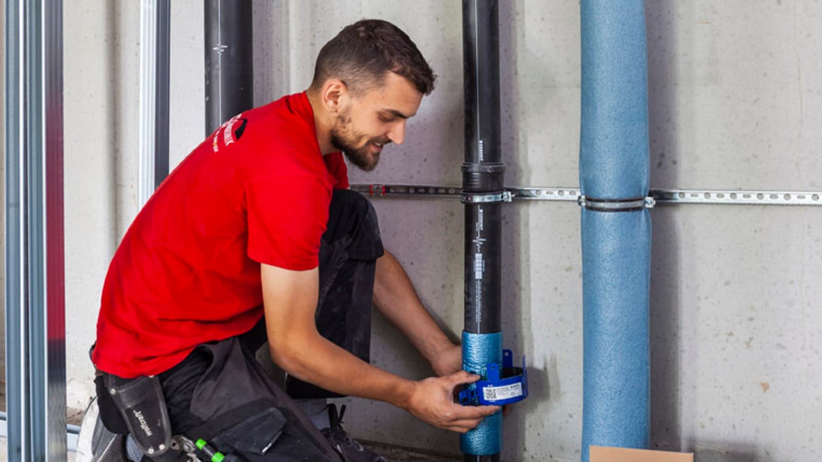 Monteur bringt Rohrschott90 Plus EN an Monteur bringt Rohrschott90 Plus EN an