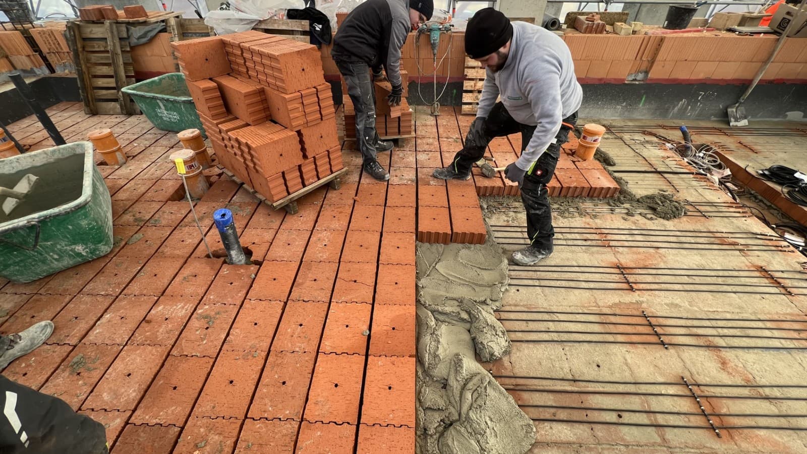 Der Bodenaufbau mit Vollziegel-Speicherblock bestehend aus Ziegelsteinen. (© HG, Schwarz) Der Bodenaufbau mit Vollziegel-Speicherblock bestehend aus Ziegelsteinen. (© HG, Schwarz)