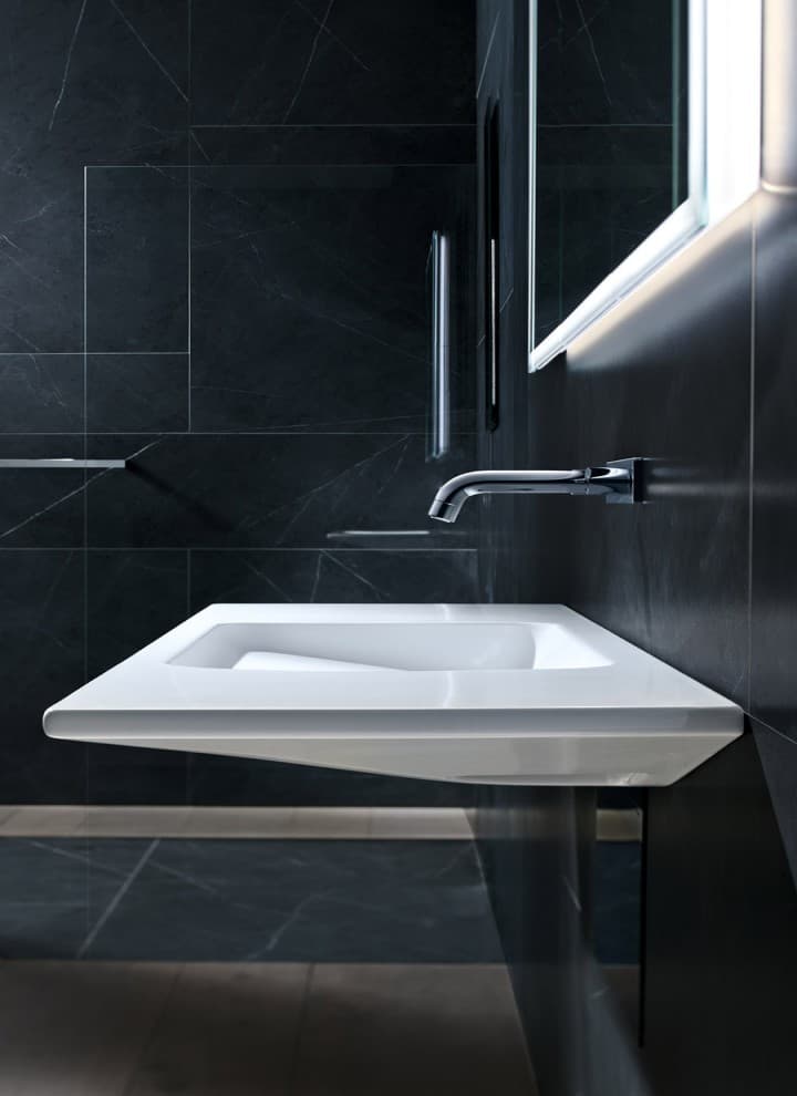 Geberit ONE Waschtisch mit Wandarmatur und Spiegelschrank Geberit ONE Waschtisch mit Wandarmatur und Spiegelschrank