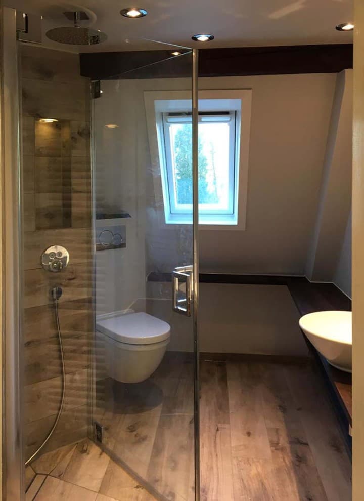 Badezimmer in Altbau mit Dachschrägen in geringem Neigungswinkel Badezimmer in Altbau mit Dachschrägen in geringem Neigungswinkel