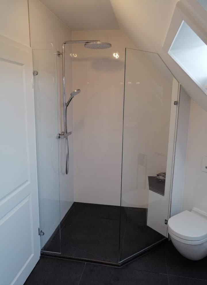 Badezimmer mit Eckdusche Badezimmer mit Eckdusche