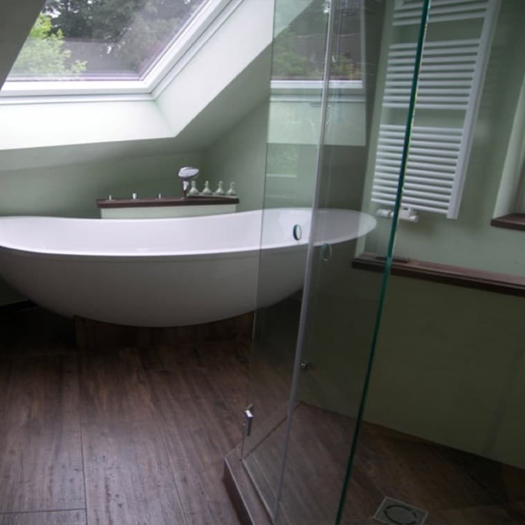 Badewanne unter einer Dachschräge Badewanne unter einer Dachschräge