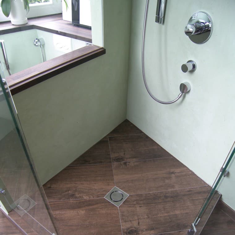 Dusche in einer Nische in Badezimmer mit Dachschräge Dusche in einer Nische in Badezimmer mit Dachschräge