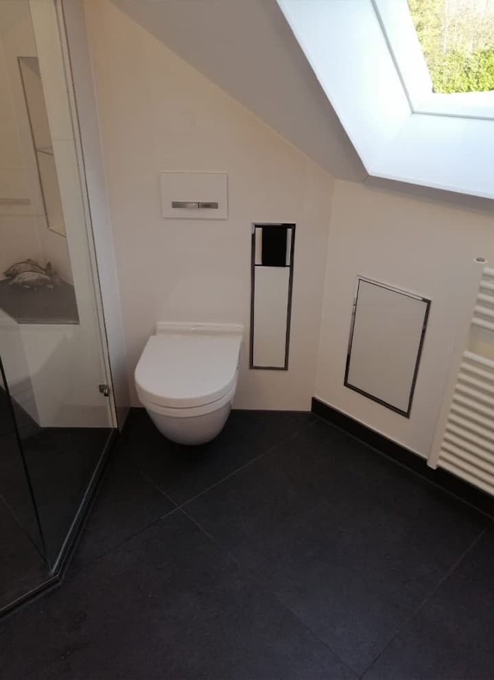 Badezimmer mit geringer Raumhöhe aufgrund einer Dachschräge Badezimmer mit geringer Raumhöhe aufgrund einer Dachschräge