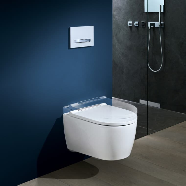 Die Sitzhöhe des Geberit ONE WCs kann auch nachträglich ohne Eingriffe in die Wand angepasst werden. Die Sitzhöhe des Geberit ONE WCs kann auch nachträglich ohne Eingriffe in die Wand angepasst werden.