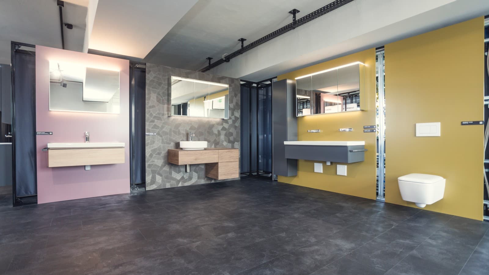 Geberit Badserien in der Ausstellung des Keramikwerks Haldensleben. Geberit Badserien in der Ausstellung des Keramikwerks Haldensleben.