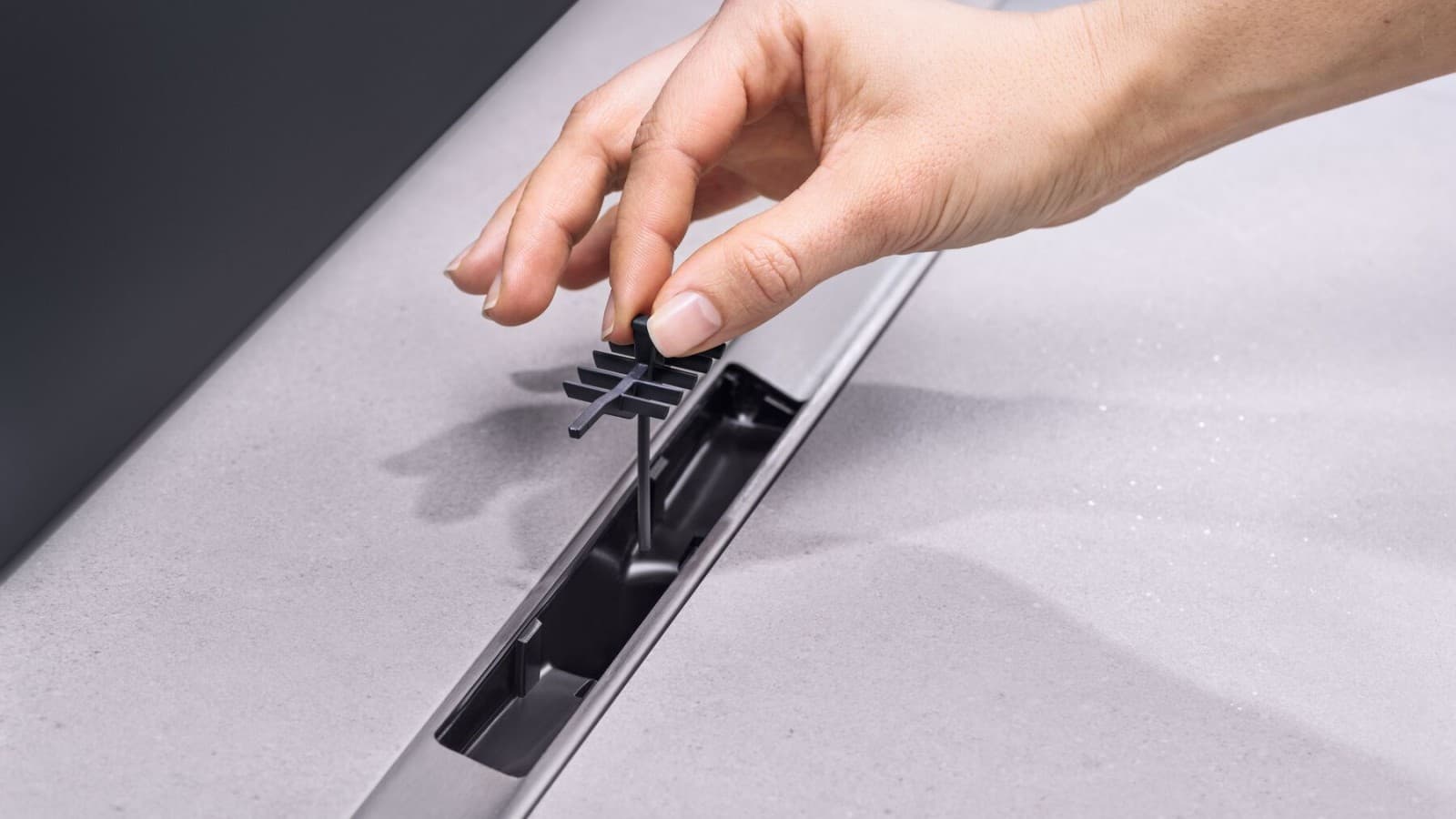 Haarkamm in der Duschrinne Geberit CleanLine50 Haarkamm in der Duschrinne Geberit CleanLine50