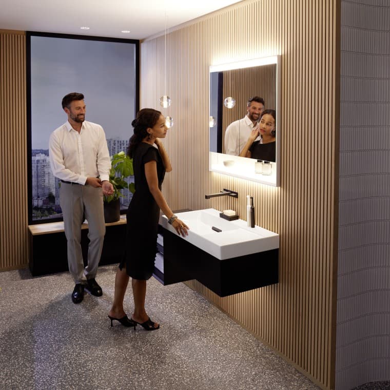 Mann und Frau in Badezimmer der Badserie Geberit ONE Mann und Frau in Badezimmer der Badserie Geberit ONE