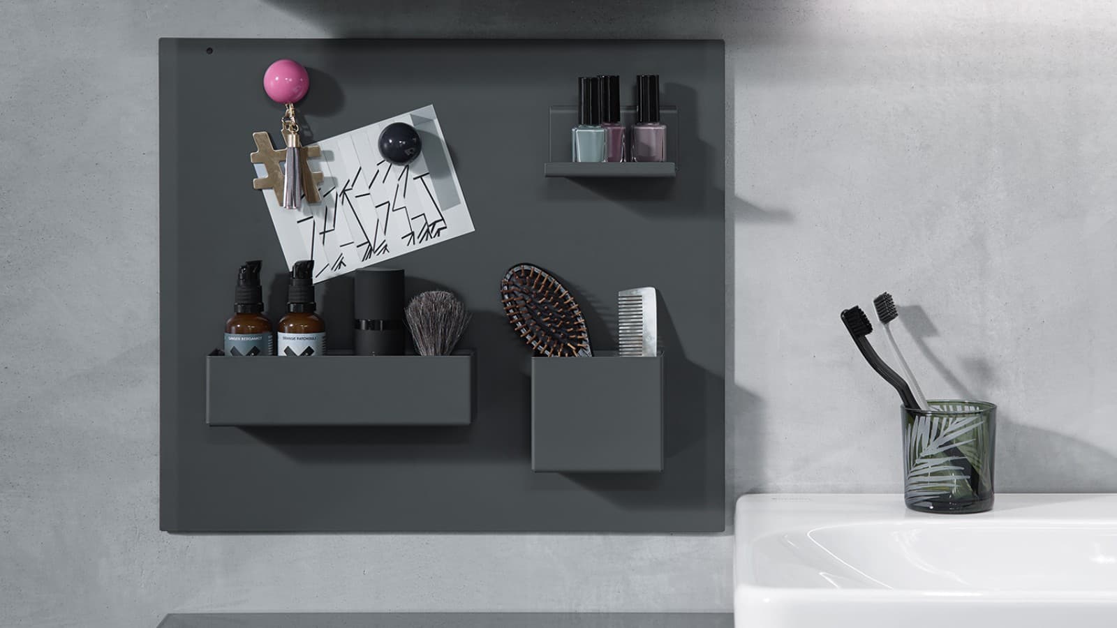 Geberit Smyle Magnettafel mit versetzbaren Ablagen Geberit Smyle Magnettafel mit versetzbaren Ablagen