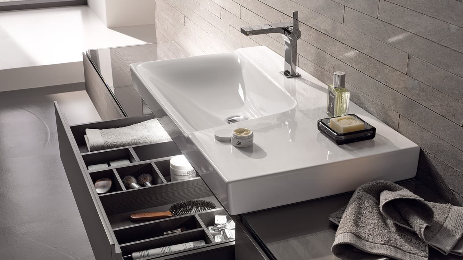 Geberit Xeno² Waschtisch mit Unterschrank geöffnet Geberit Xeno² Waschtisch mit Unterschrank geöffnet