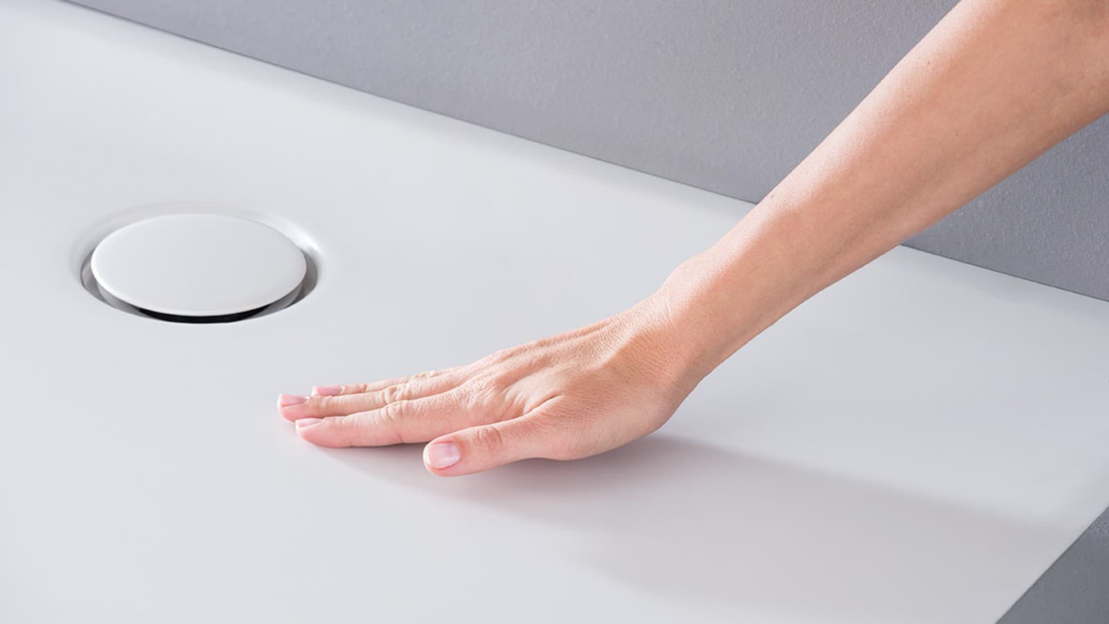 Oberfläche aus hochwertigen Mineralwerkstoff der Duschfläche Geberit Setaplano. Oberfläche aus hochwertigen Mineralwerkstoff der Duschfläche Geberit Setaplano.