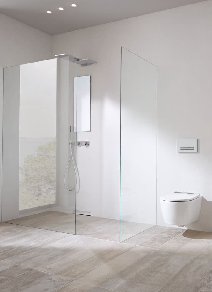 Geberit ONE Walk-in-Dusche mit praktischer Nischenablagebox für Duschutensilien. Geberit ONE Walk-in-Dusche mit praktischer Nischenablagebox für Duschutensilien.