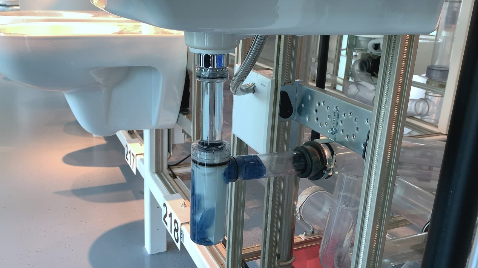 Verstopfter Tassensiphon am Waschbecken Verstopfter Tassensiphon am Waschbecken