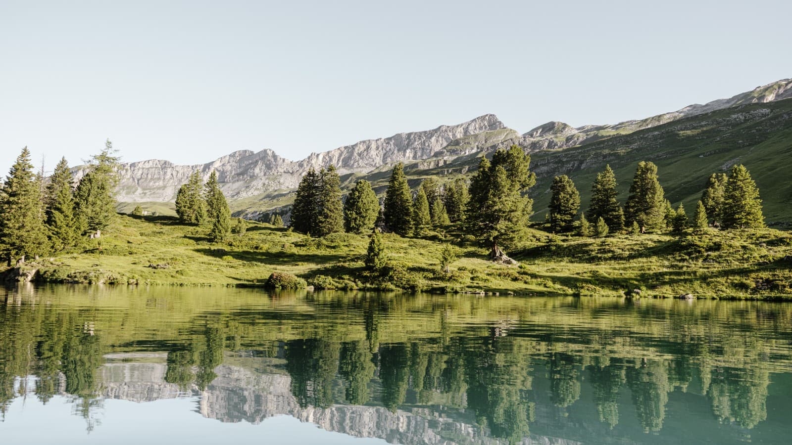 Spiegelungen im Schweizer Bergsee Engstlensee auf 1.835 m ü. M. – Fotograf: Bruno Augsburger (© Geberit) Spiegelungen im Schweizer Bergsee Engstlensee auf 1.835 m ü. M. – Fotograf: Bruno Augsburger (© Geberit)