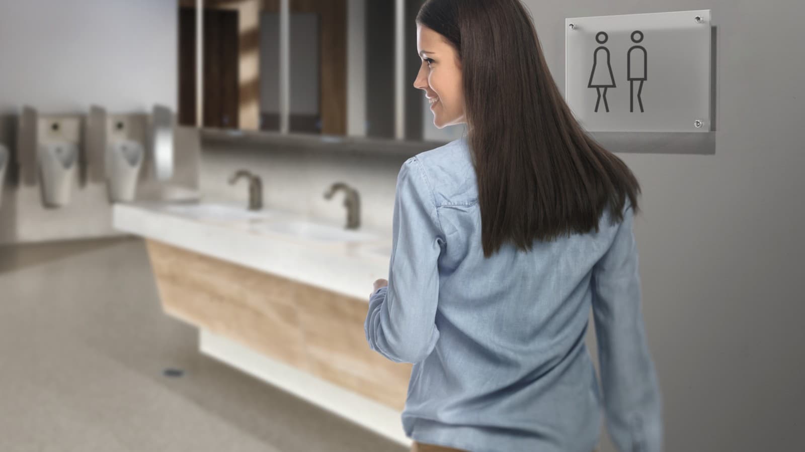 Dunkelhaarige junge Frau in einer öffentlichen Toilette Dunkelhaarige junge Frau in einer öffentlichen Toilette
