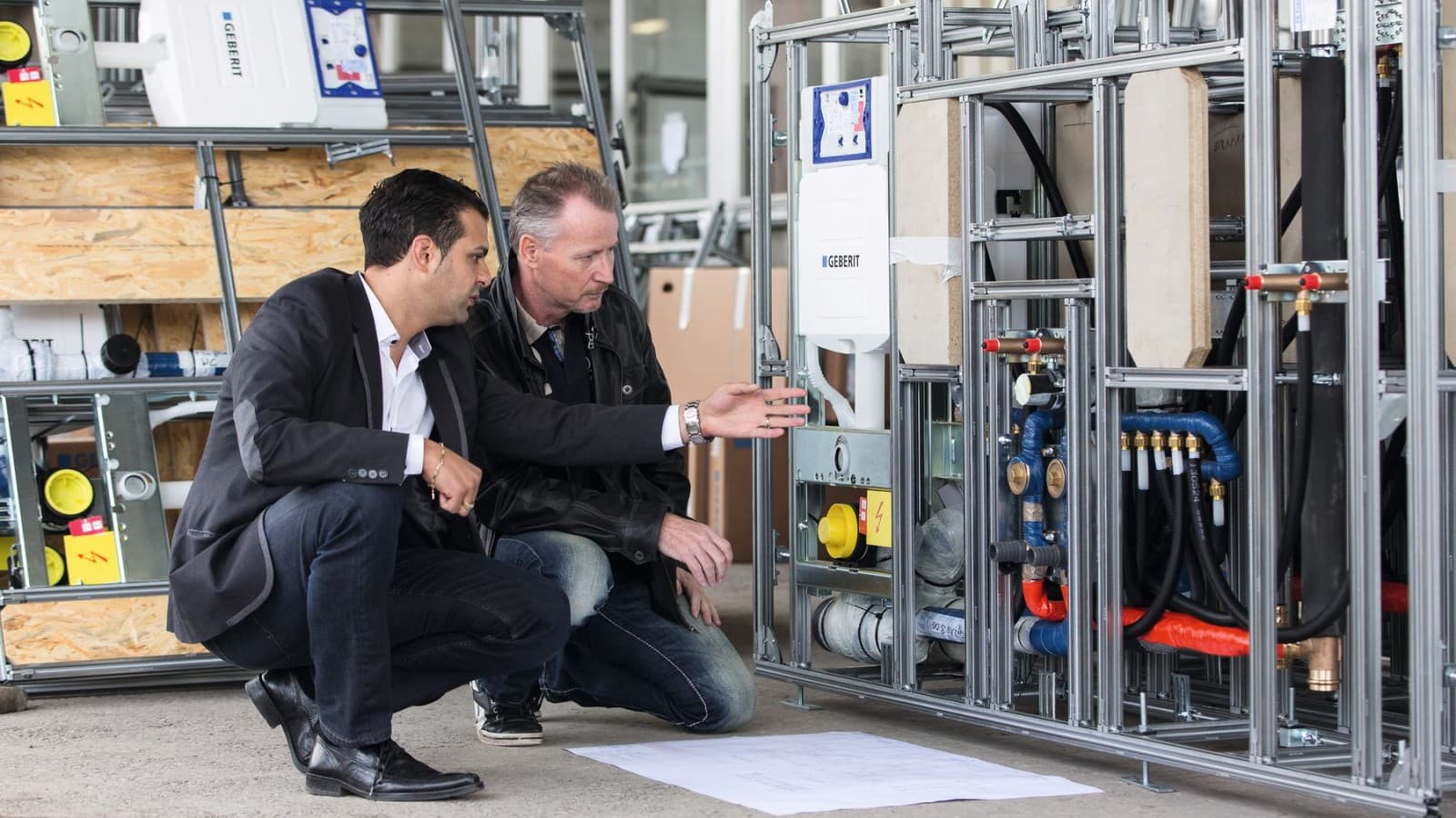 Der Geberit Aussendienstmitarbeiter prüft die korrekte Installation. Der Geberit Aussendienstmitarbeiter prüft die korrekte Installation.