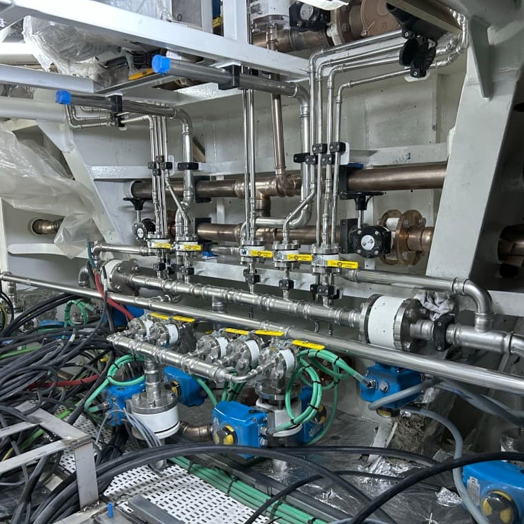So sieht der Maschinenraum einer Yacht der Su Marine Werft aus. Mapress Edelstahl und CuNiFe Rohrleitungen sind auf engstem Raum verbaut (© Su Marine Yachting) So sieht der Maschinenraum einer Yacht der Su Marine Werft aus. Mapress Edelstahl und CuNiFe Rohrleitungen sind auf engstem Raum verbaut (© Su Marine Yachting)