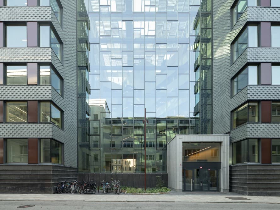 Aus drei vormals getrennten Gebäudeteilen entstand durch einen gemeinsamen Innenhof ein neues Ganzes (© baraBild) Aus drei vormals getrennten Gebäudeteilen entstand durch einen gemeinsamen Innenhof ein neues Ganzes (© baraBild)